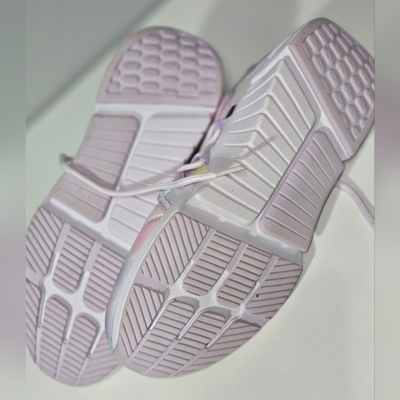 Fabletics Brookside Performance Sneaker - Picture 3 of 6